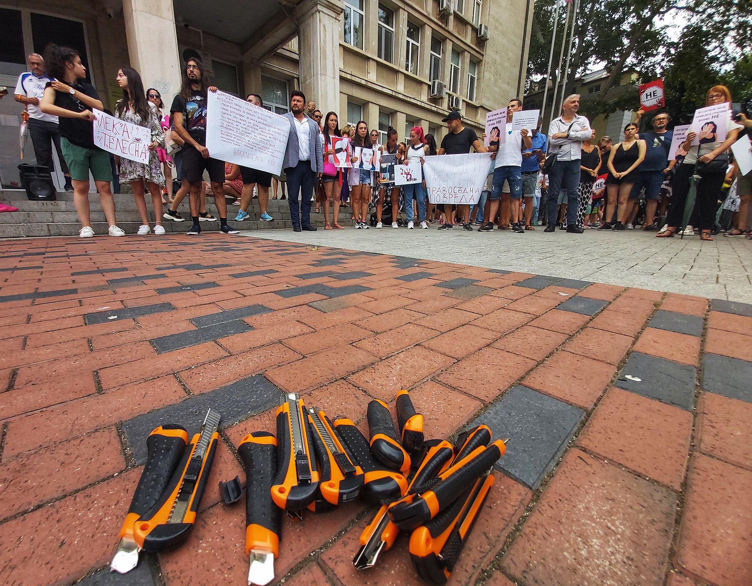 Стотици варненци на протеста срещу насилието над жени (СНИМКИ)